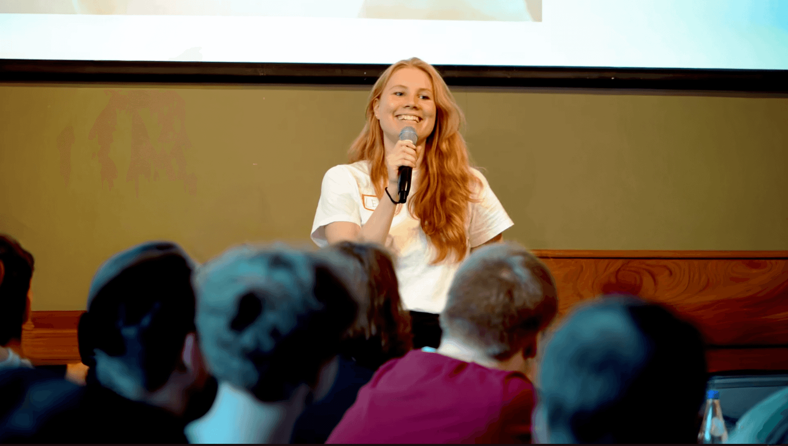 Referentin hält einen Vortrag vor Publikum bei einem RoWa Workshop zur mentalen Gesundheit
